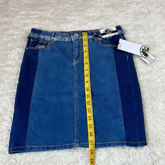 Black daisy fringe and color block denim jean skirt NWT, size 5 or 27 - Picture 4 of 11